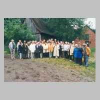 59-05-1037 Kirchspieltreffen Gross Schirrau 2000 in Neetze - Die naechste Rast bietet endlich Gelegenheit, das obligatorische Gruppenfoto zu machen.jpg
